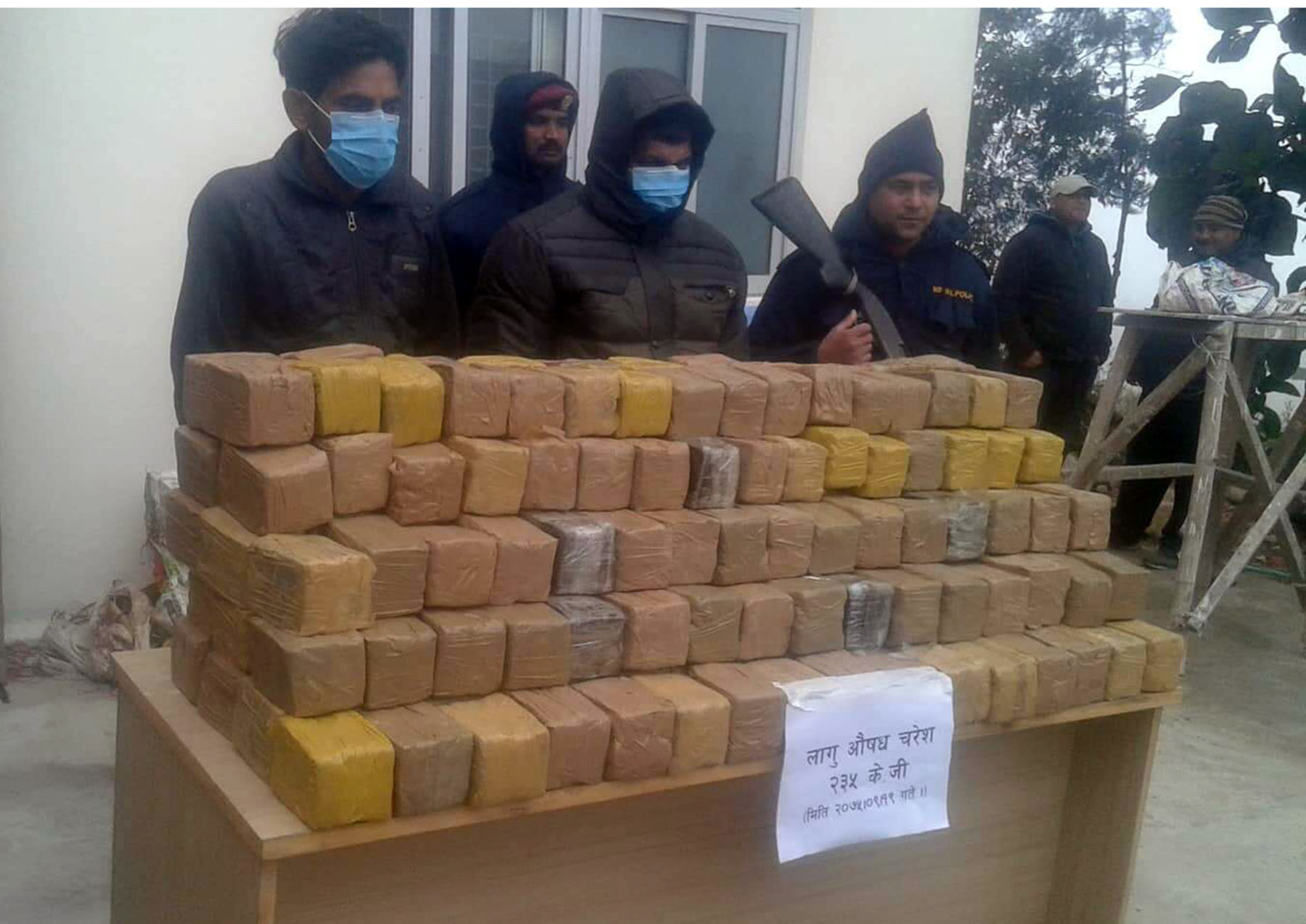 २ सय ३५ किलाेग्राम चरेससहित गजुरीबाट दुई भारतीय पक्राउ