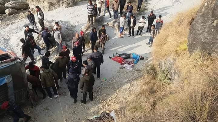 पर्वतको मालढुंगामा बस दुर्घटना मृत्यु हुने सबैको सनाखत (नामावलीसहित)