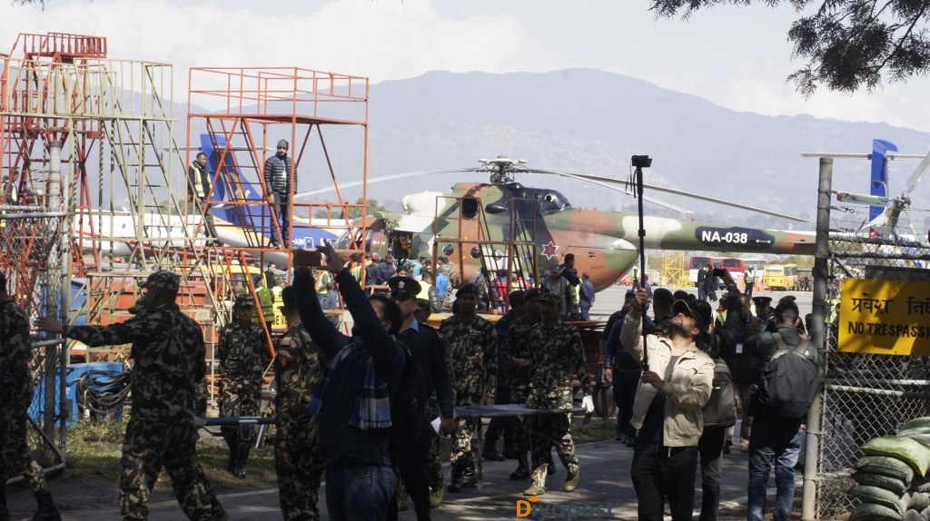 हेलिकोप्टर दुर्घटनाः विमानस्थलमा सबैको आँखा रसायो, को–को पुगे भिआइपी ? (फोटोफिचर)