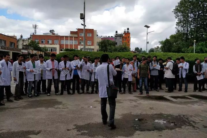 सरकारी चिकित्सकहरुको सामूहिक राजीनामा दिने चेतावनी