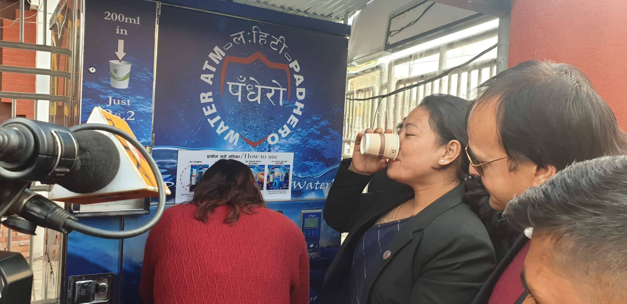 खानेपानी मन्त्रीद्वारा वाटर एटीएमको उद्घाटन, अब २ रुपैंयामा पानी पिउन पाईने