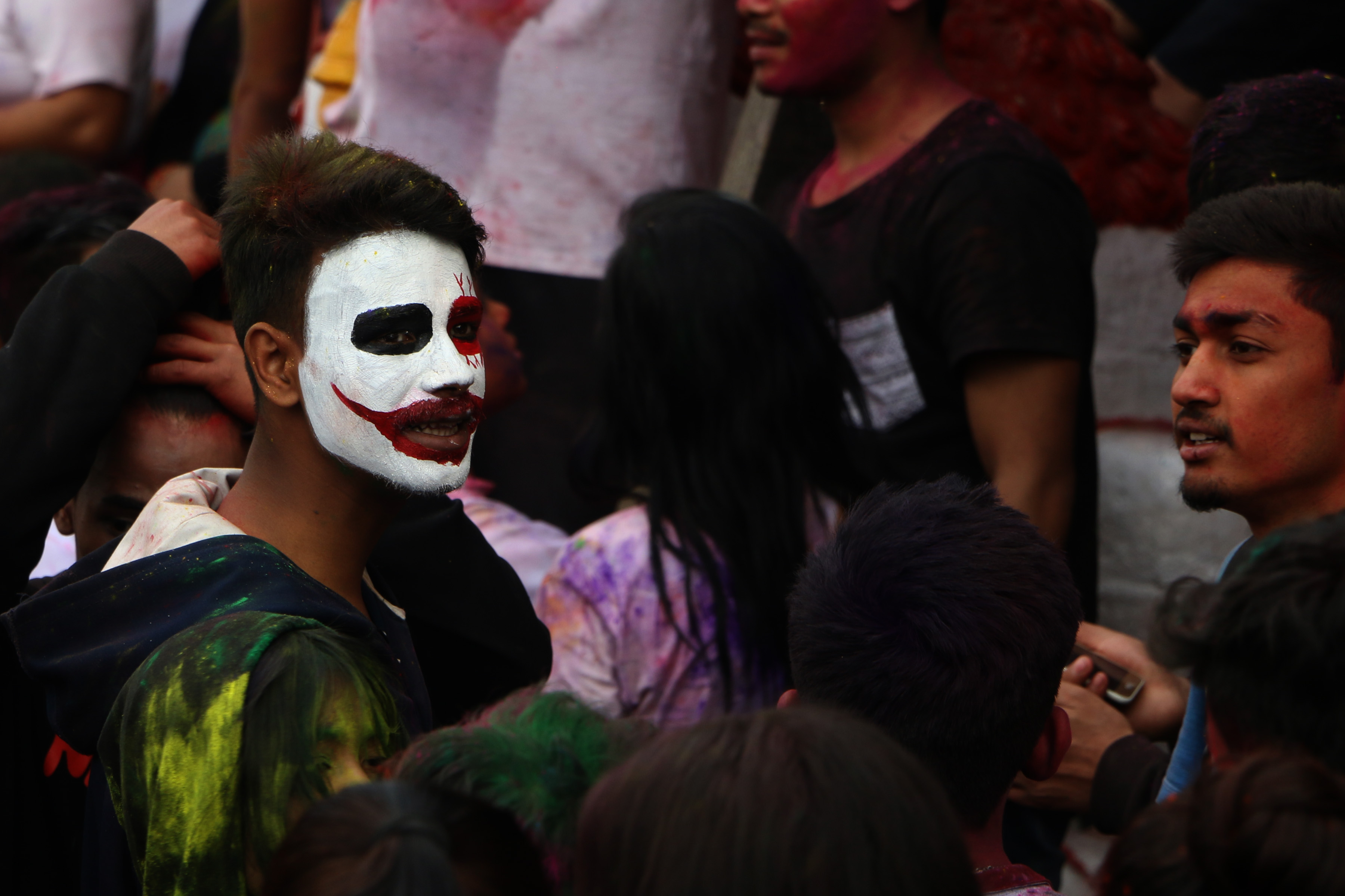 यस्तो सम्म देखियो काठमाडौँ फागुसँग रमाउँदै गर्दा  (फोटोफिचर)