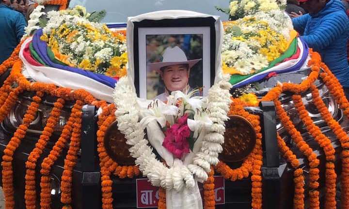 हेलिकोप्टर दुर्घटनामा निधन भएका आङ छिरिङ शेर्पाको बौद्ध परम्परा अनुसार अन्त्यष्टि