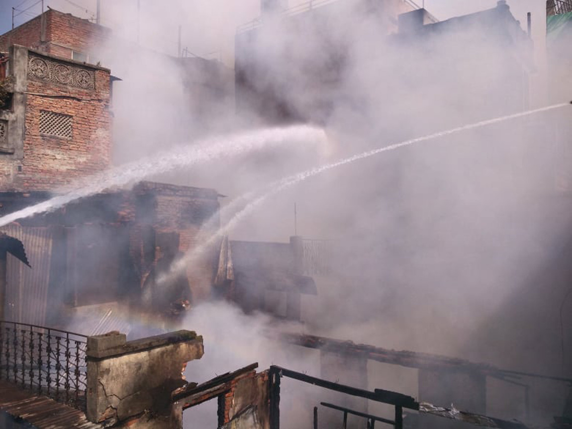 बसन्तपुरको ग्याँस स्टोरमा भीषण आगलागी, ९ वटा सिलिण्डर पड्किए