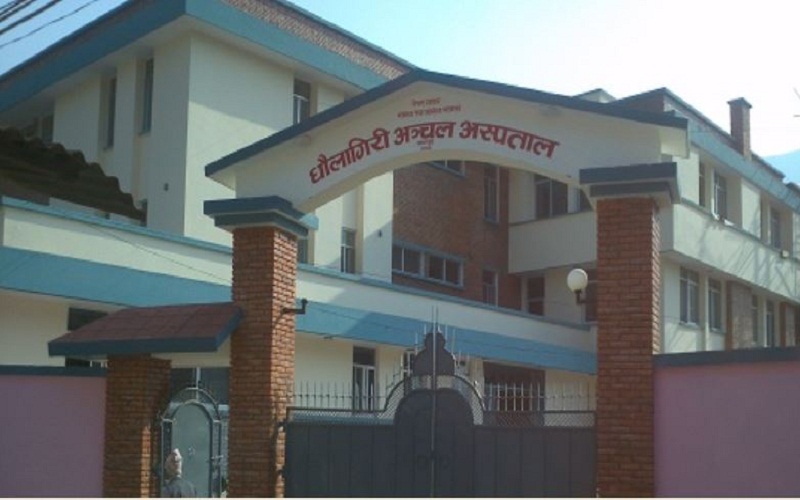 मन्त्रीद्वारा अस्पतालमा छड्के