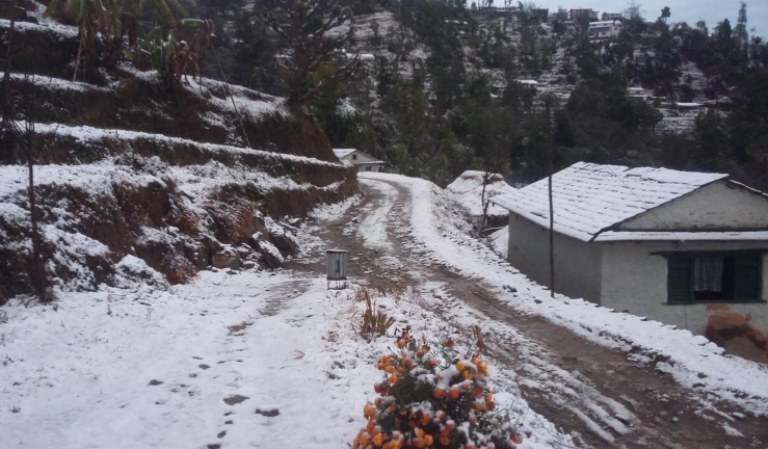 हिउँका कारण सडक अवरुद्ध