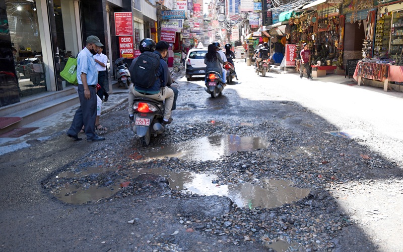 राष्ट्रियसभाका सांसदको सरकारलाई प्रश्न, ‘सडकको खाल्टाखुल्टी कहिले टालिन्छ?’