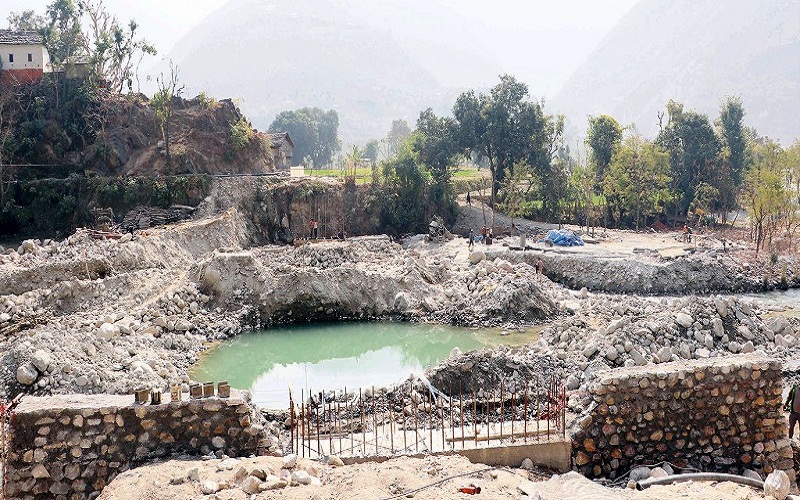 मोलुङ दोभान पुल: निर्माण कार्य सकिने समयमा शुरु, सांसदलाई पनि ठगे ठेकेदारले