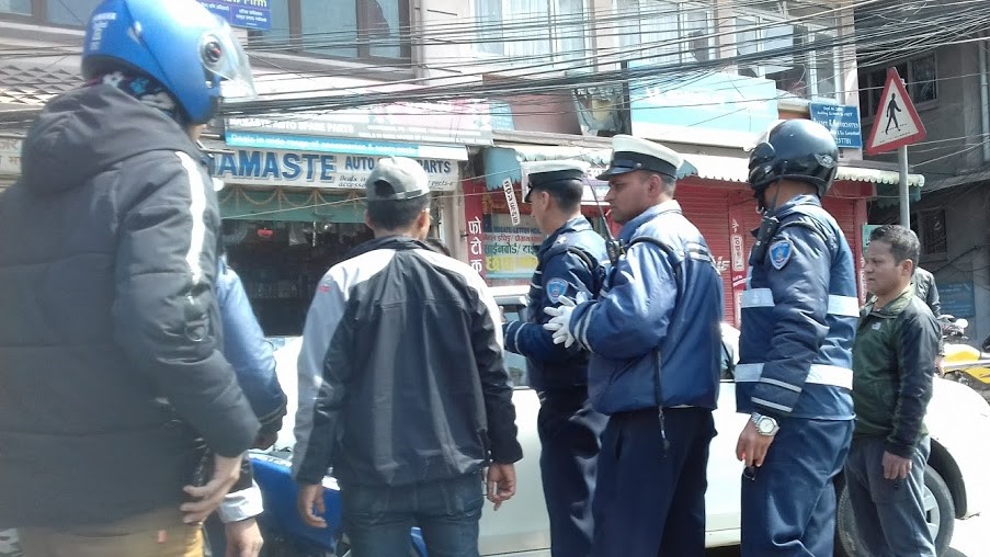 शनिबार सरकारी गाडी चलाउनेमाथि ट्राफिक प्रहरीको एक्सन– माइतीघरमै दर्जनौँ गाडी समातिए