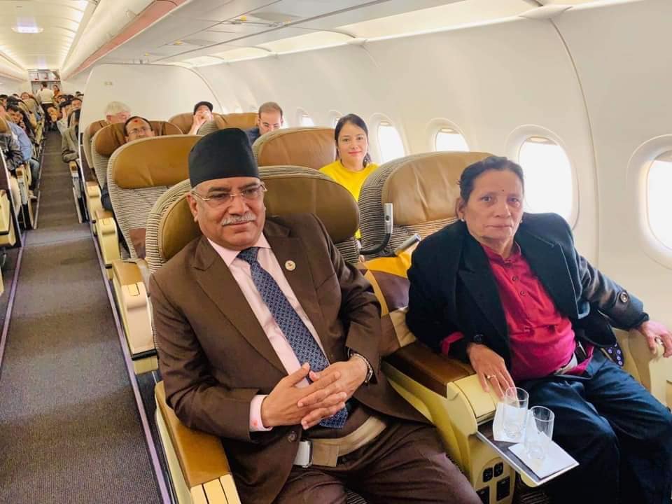 पत्नि सिता दाहालको उपचारका लागि  प्रचण्ड अमेरिका प्रस्थान