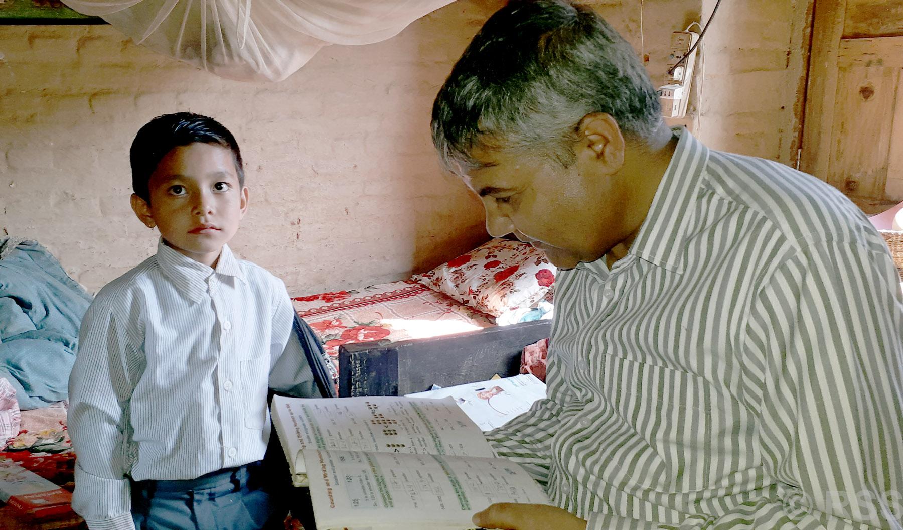 सुजनको गृहकार्य हेर्ने अभिभावक सञ्चारमन्त्री बाँस्कोटा