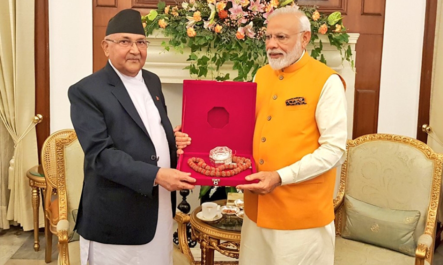 ओली–मोदी भेटवार्ता: प्रधानमन्त्री ओलीले दिए रुद्राक्षको माला र चाँदीको सिक्का उपहार !