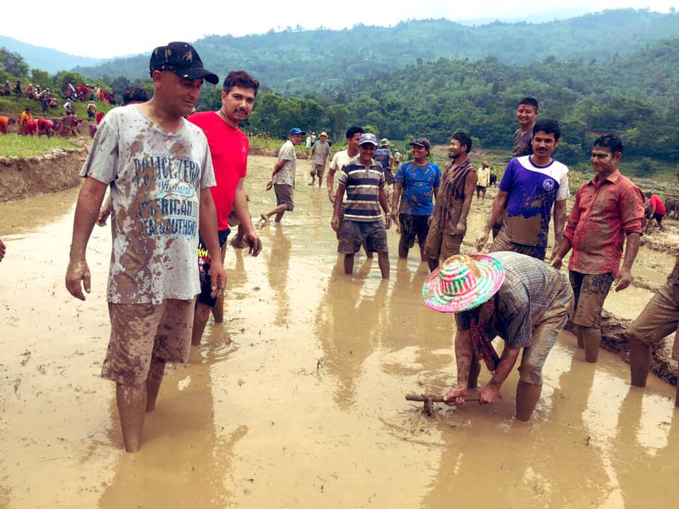 रोपाईँ गर्न गोरखा पुगेका बाबुरामले कोदाली समाउन जानेनन् !