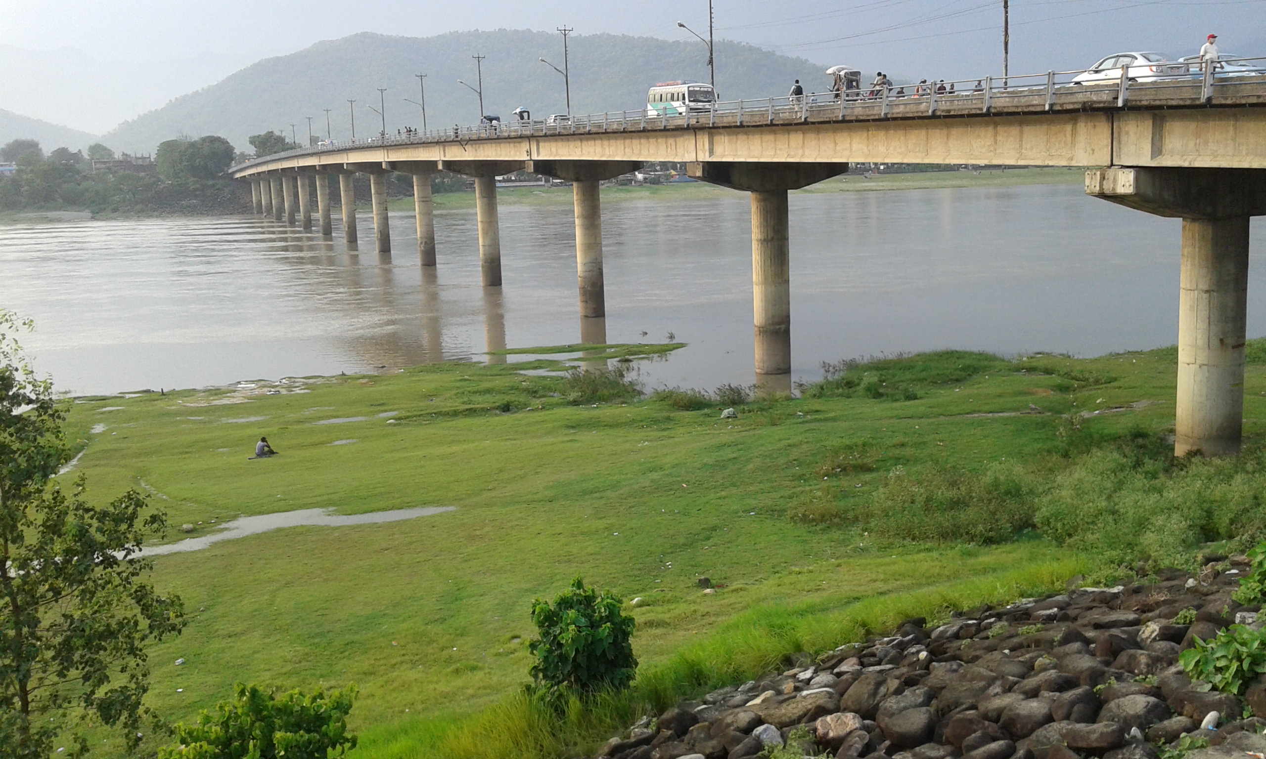 पुलमा हिडिरहेकी महिला एक्कासि नारायणी नदीमा हाम फालिन्