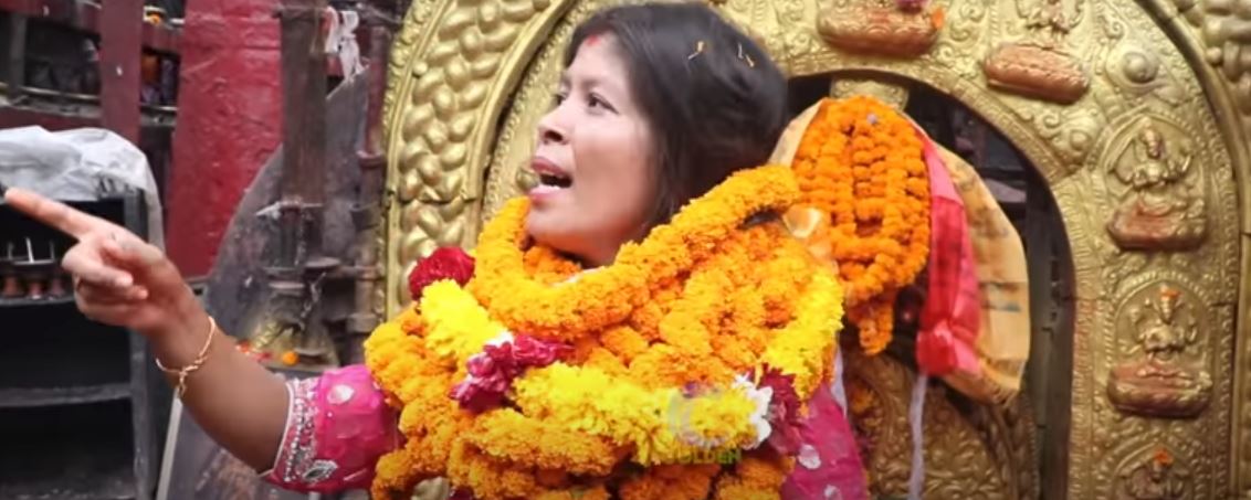 धर्तीमाता बनेर युवतीलाई यातना दिने महिला पक्राउ