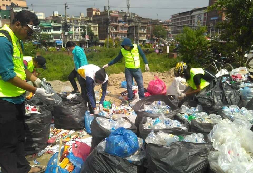 फोहरमैला व्यवस्थापन गर्न कार्ड वितरण गरिँदै