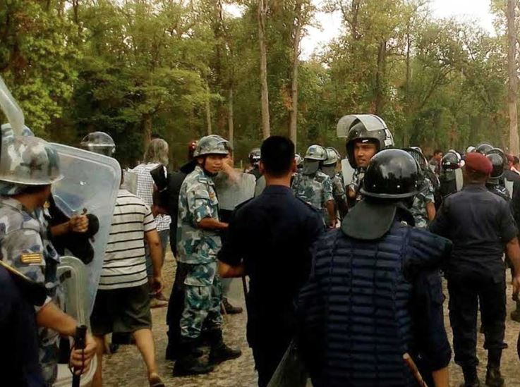 कञ्चनपुरको पुनर्वासमा काँग्रेस र नेकपाको कार्यकर्ताबिच झडप, काँग्रेस सभापती घाइते