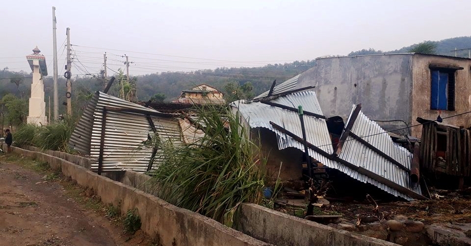 नवलपरासीमा हावाहुरीको वितण्डाः १० बर्षीय बालिकाको मृत्यु, सय घरको छाना उड्यो