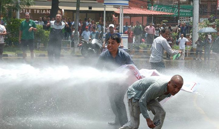 गुठी विधेयकको विरोधमा माइतीघरमा नाराबाजी, प्रदर्शनकारीमाथि पानीको फोहोरा !