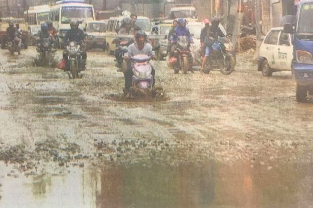 चाबाहिल–साँखु सडकको दयनिय अवस्थाः पानी पर्दा हिलाम्मे, घाम लाग्दा धुलाम्मे