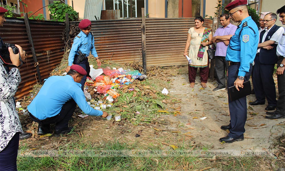 धादिङवेशीमा ५० वटा पसलमा प्रहरीको ‘छापा’ : दर्जनौँ अखाध्य वस्तु बरामद गरी नष्ट !