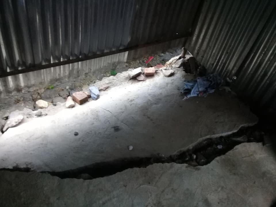 अविरल बर्षाले धादिङवेसीको सडक भासियो, घरघरमा पानी छिरेपछि सर्वसाधरण आतंकित