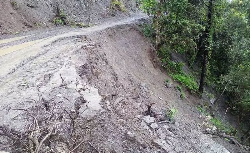 हेटौँडाबाट फाखेल हुँदै काठमाडौँ आउने सडक अवरुद्ध