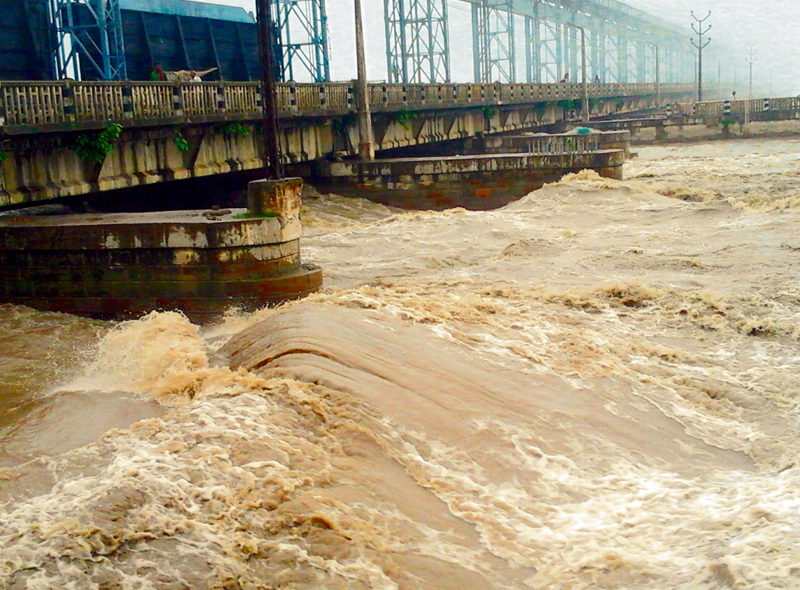 सप्तकोशीमा खतराको सङ्केत, ब्यारेजका ५६ ढोकामध्ये २३ वटा ढोका खुलाइयो