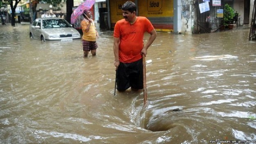 मुम्बईमा पर्खाल भत्किँदा १८ जनाको मृत्यु, जनजीवन अस्तव्यस्त