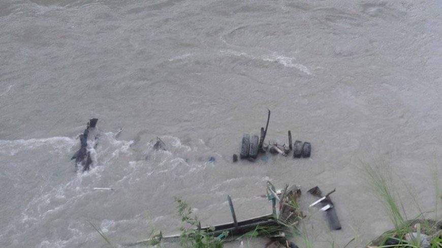 त्रिशुलीमा ट्रक खस्यो, चालक घाइते सहचालक वेपत्ता