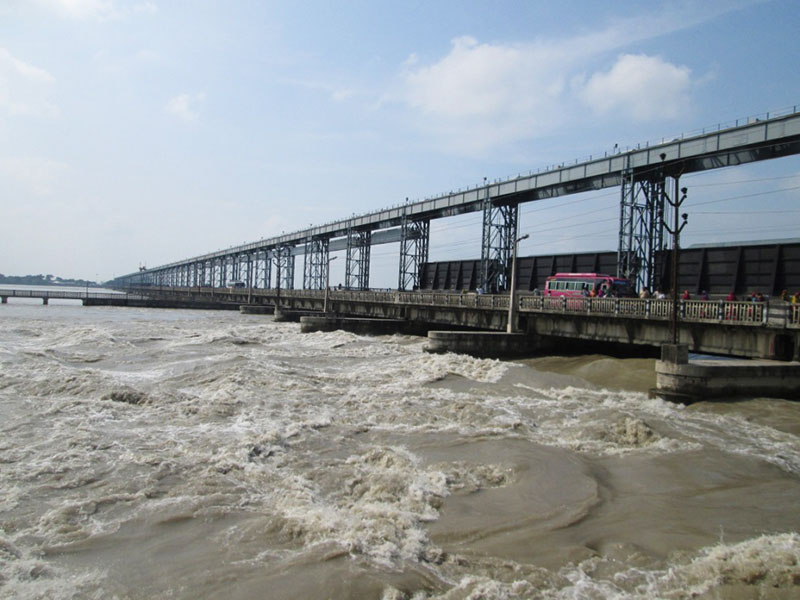 कोशी ब्यारेजमा ११ जनाको रिले अनशन शुरु, मुआब्जा र क्षतिपूर्ति रकम उपलब्ध गराउन माग