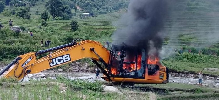 बालुवा निकाल्न स्क्याभेटरले खनेको खाल्डोमा डुबेर २ जनाको मृत्यु, स्थानियले जलाए स्क्याभेटर !