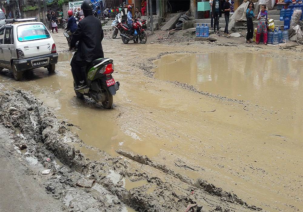 म्याद सकिन लाग्दा पनि सडक कालोपत्रे सुरु भएन, जनप्रतिनिधि र ठेकेदारबीचको सम्झौता कहाँ चुक्यो ?