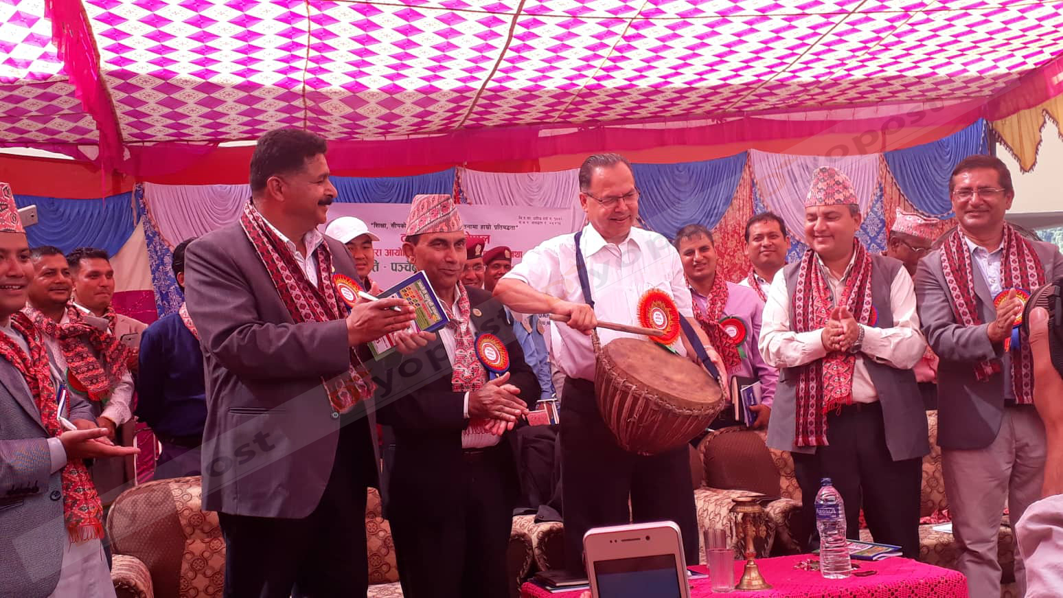 धादिङ पुगेर दमाहा  बजाउँदै पुर्व प्रधानमन्त्री झलनाथ  खनाल