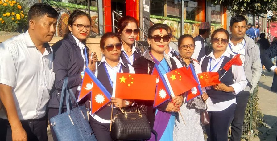 चिनियाँ राष्ट्रपतिलाई स्वागत गर्न सडकमा ओइरिए सरकारी कर्मचारीदेखि खेलाडीसम्म