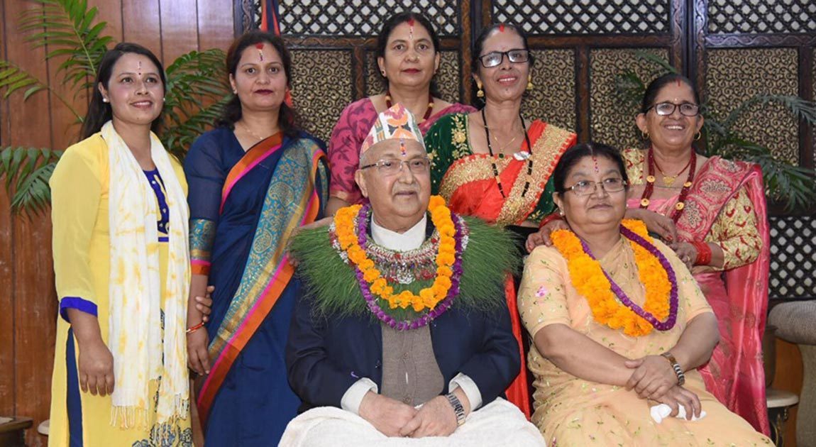 प्रधानमन्त्री ओलीले बहिनीहरु विष्णुमाया र कौशिलादेवीको हातबाट लगाए भाइटीका