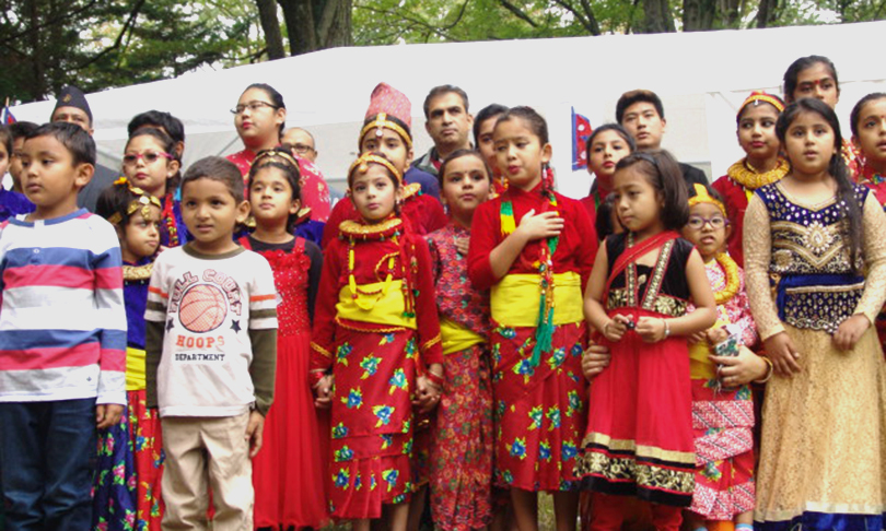 बालबालिकाले देउसीभैलो खेलेर उठाएको रकम बाढीपीडितलाई
