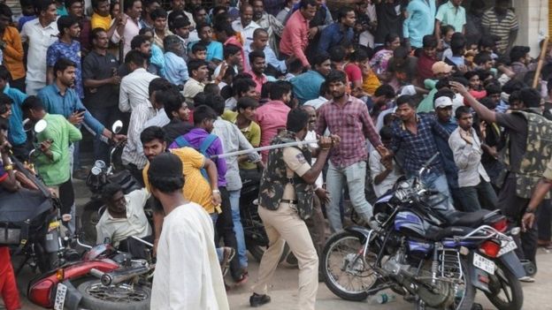 बलात्कार गर्नेलाई भिडले मारिदिन माग गर्दै संसदमा हंगामा