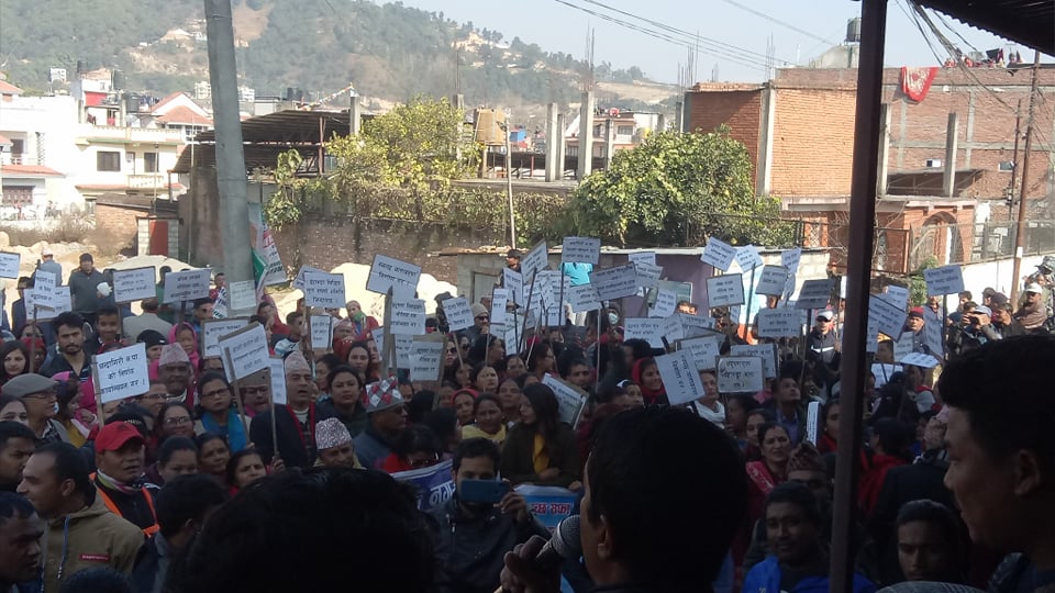 चन्द्रागिरि नगरपालिका कार्यलयमा ताला लगाउन पुगेका स्थानीय र प्रहरीबिच झडप (फोटोफिचर)
