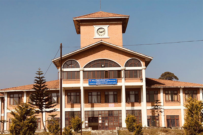 त्रिविको दिक्षान्तमा दुई विद्यार्थीलाई तीन पदक वितरण गरिँदै