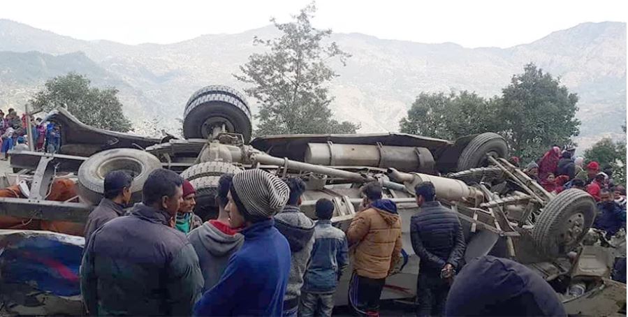 सिन्धुपाल्चोकको खाडीचौरमा बस पल्टियो, १४ जनाको मृत्यु
