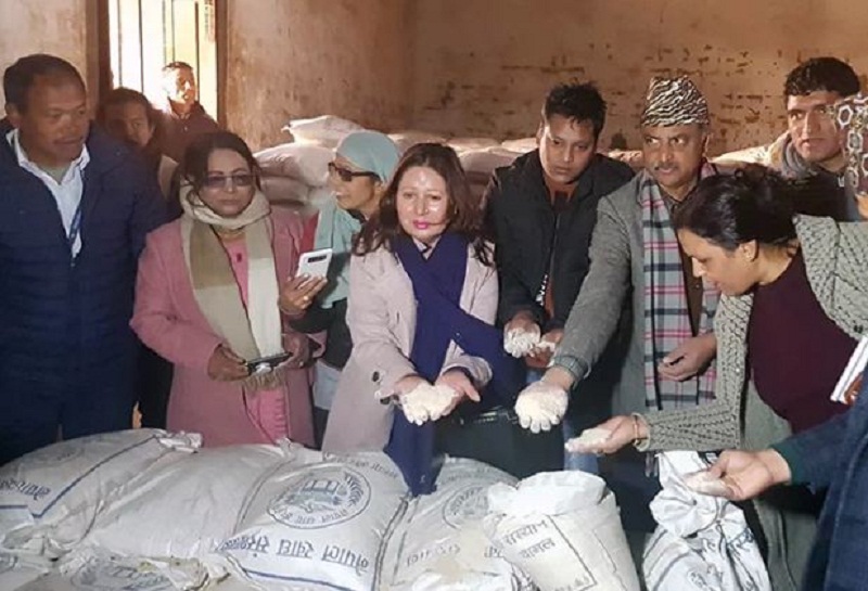 खाद्य गोदाममा चार वर्ष पुरानो कुहिएको चामल, सिमीको दालमा लेबल भेटिएन