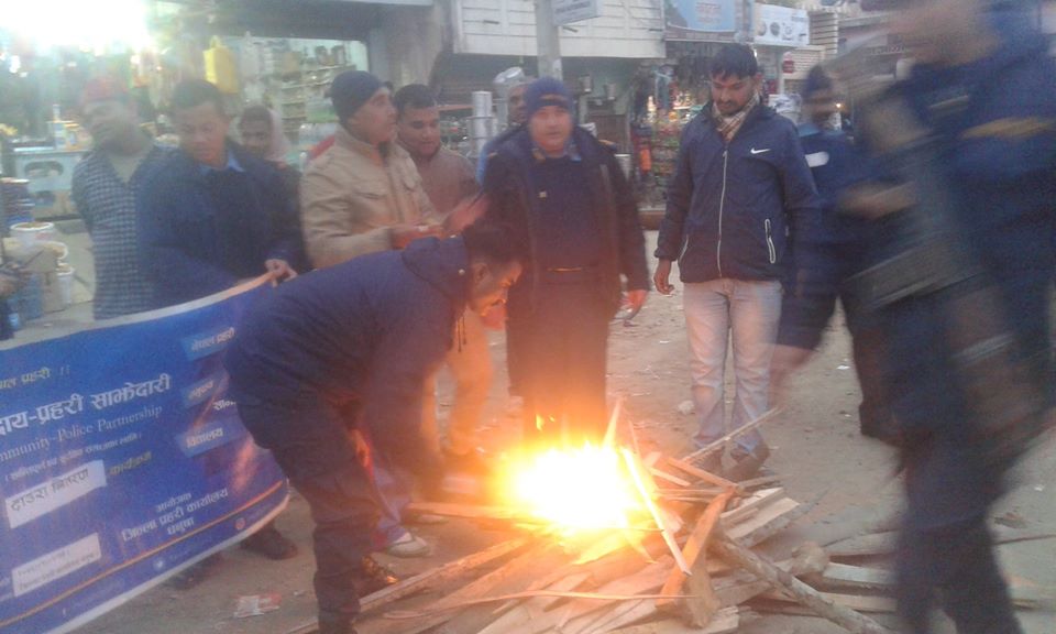 समुदाय–प्रहरी साझेदारी कार्यक्रमः चिसोबाट बाँच्न जनकपुरमा दाउरा वितरण