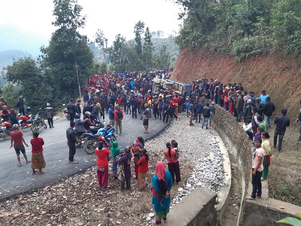 मण्डली दर्शन गरेर फर्केको आइचर धादिङको ज्यामिरेमा दुर्घटना, ६ जना को मृत्यु ३० घाइते