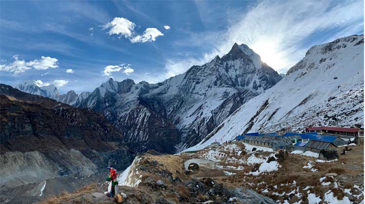 अन्नपुर्ण आधारशिविरमा हराएका पर्यटक खोज्न हेलिकप्टर परिचालन