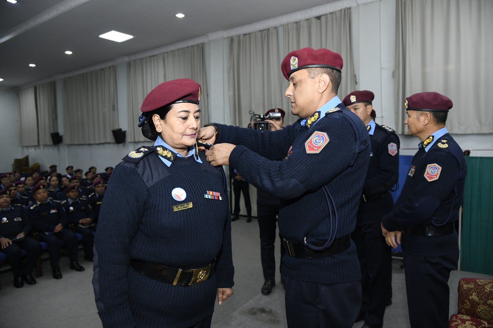 एआइजी आशा सिंहलाई आइजीपिद्धारा दर्ज्यानी चिन्ह प्रदान
