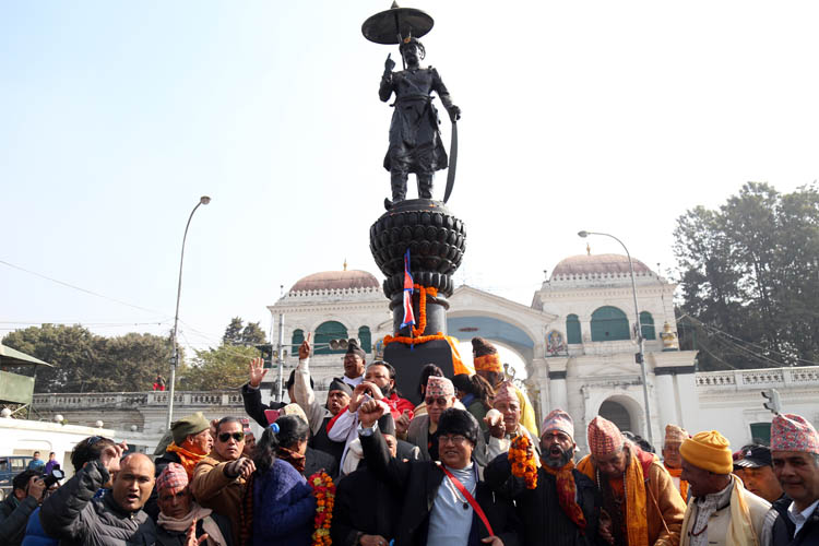 जंगी अड्डामा पृथ्वीनारायण शाहको शालिकमा माल्यार्पण