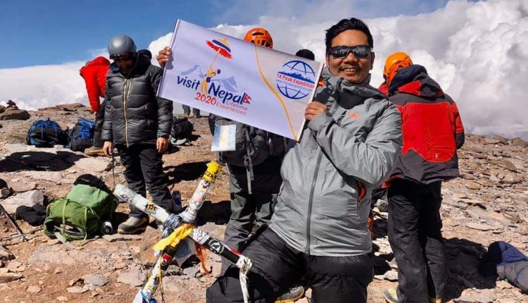 पर्यटन व्यावसायी टासी शेर्पाले फहराए एशिया बाहिरकै सबैभन्दा अग्लो हिमालमा भ्रमण वर्षको झण्डा