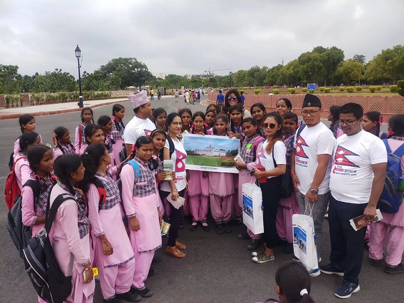 नेपाल चिनाउने अभियानमा प्रवासी नेपाली, इन्डिया गेटबाट बिदेशी पर्यटकलाई नेपाल पठाइँदै