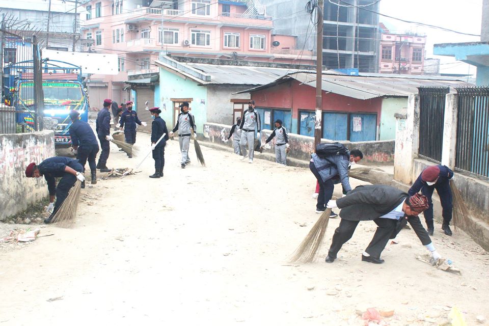 बजार सरसफाई गरि धादिङमा मनाइयो ७० औँ प्रजातन्त्र दिवस